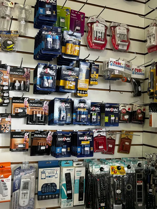 Painel de pilhas e baterias Duracell e Rayovac em todos os tamanhos, carregadores e controles remotos universais